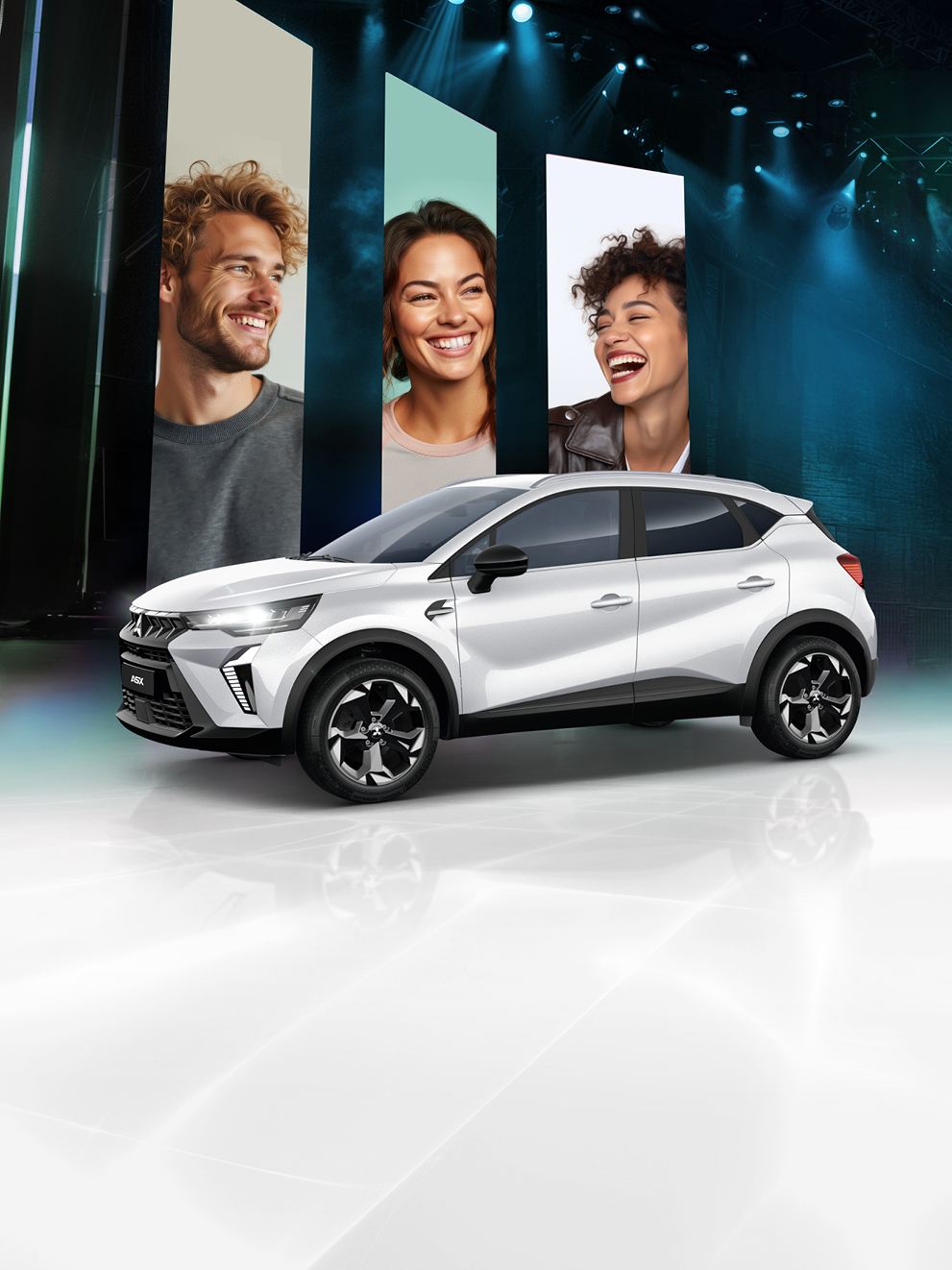 Mitsubishi ASX Select in Weiß mit drei fröhlichen Menschen vor modernem Bühnen-Setting mit blauer Beleuchtung